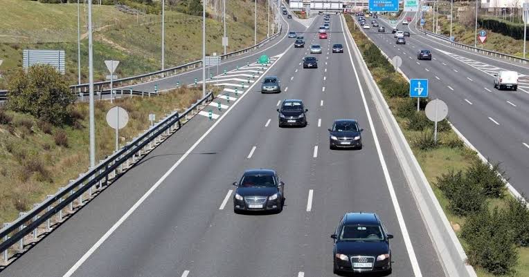 Imagen de apoyo: En zona rural con dos o más pistas en un mismo sentido, un vehículo liviano puede circular hasta: