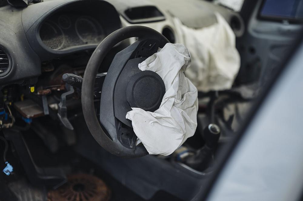 Imagen de apoyo: El airbag frontal se activa cuando el sistema electrónico detecta:
