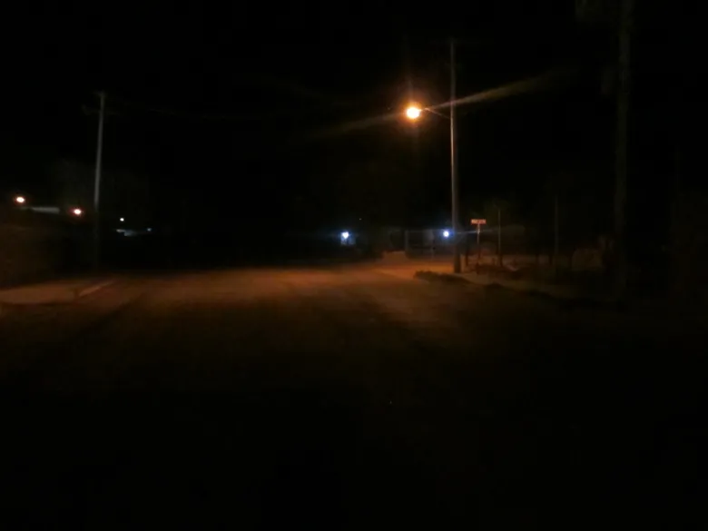 Imagen de apoyo: Al estacionar de noche en una vía sin alumbrado público debes: