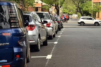 Imagen de apoyo: Al estacionar paralelo a la cuneta, la distancia máxima a ella debe ser de: