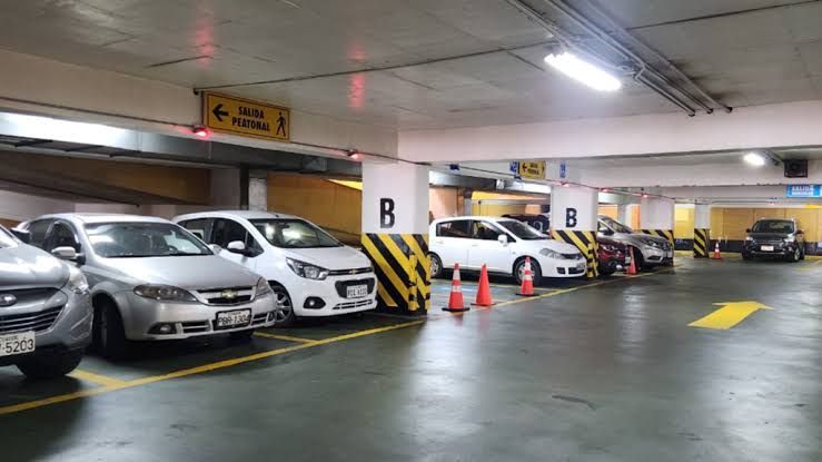 Imagen de apoyo: Al salir de un estacionamiento, de un inmueble o de una vía particular para incorporarte a la circulación: