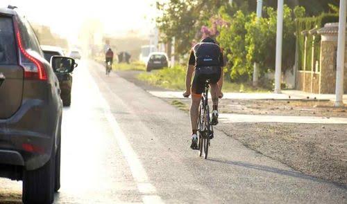 Imagen de apoyo: Al pasar cerca de una persona ciclista debes dejar un espacio lateral de al menos: