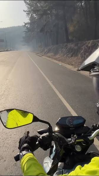 Imagen de apoyo: En autopista, el motociclista debe: