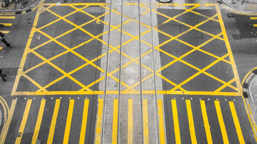 Imagen de apoyo: ¿Qué indican las líneas amarillas diagonales que forman cuadrados dentro de una intersección?
