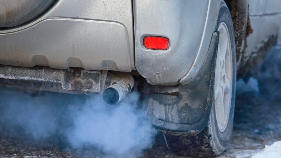 Imagen de apoyo: Humo azul por el escape indica: