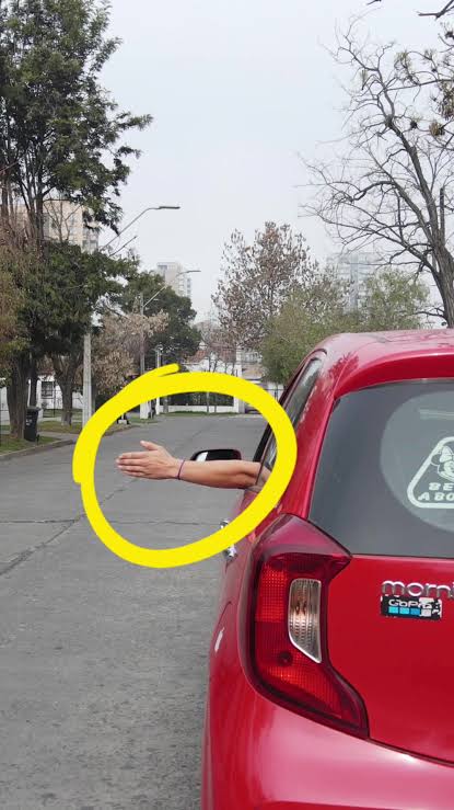 Imagen de apoyo: Con el brazo extendido horizontalmente fuera del vehículo se indica: