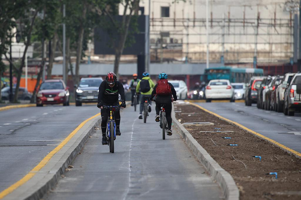 Imagen de apoyo: Respecto de las ciclovías, quien conduce un vehículo motorizado: