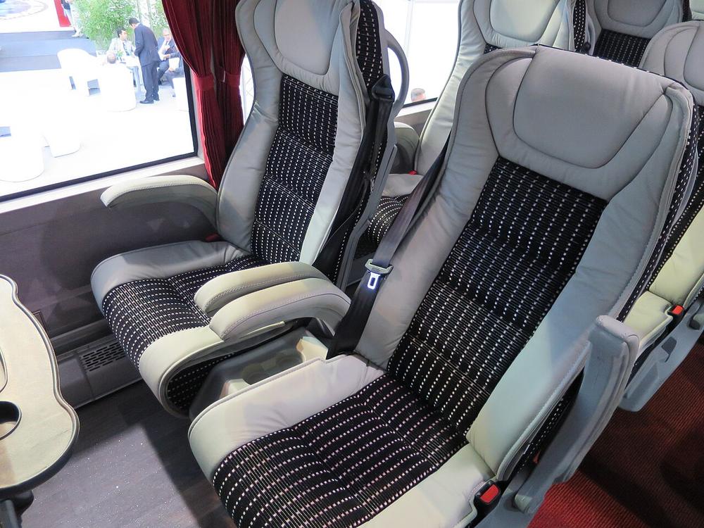 Imagen de apoyo: En los taxis y en los buses de transporte interurbano, la responsabilidad por el uso del cinturón de seguridad recae en: