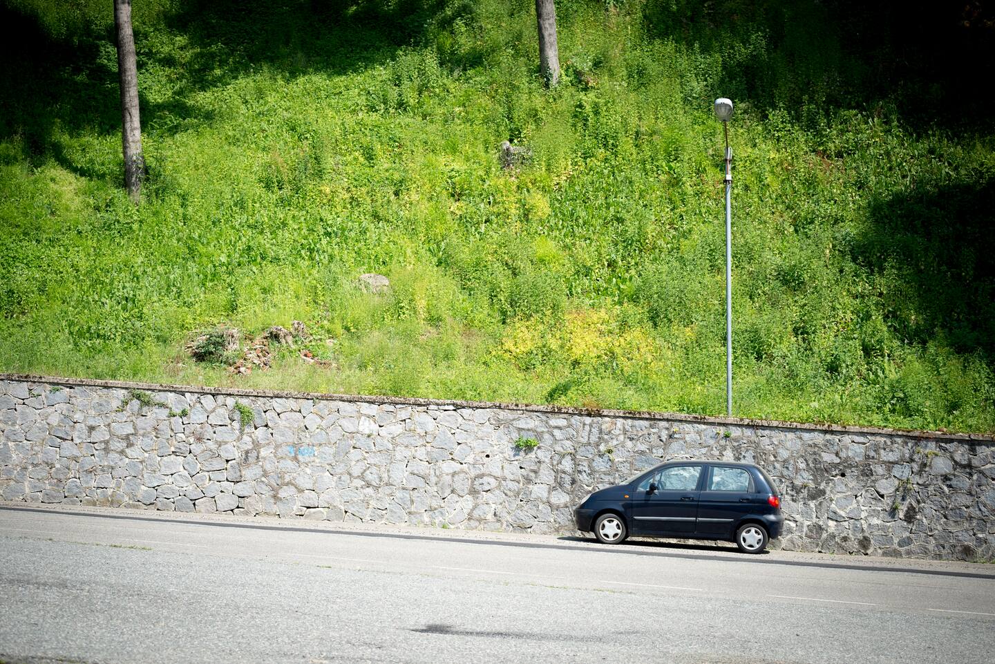 Imagen de apoyo: Estacionando en una vía con pendiente en subida, las ruedas delanteras deben quedar orientadas: