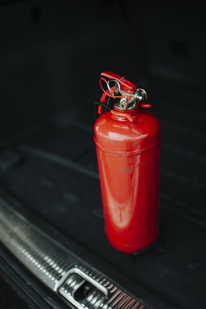 Imagen de apoyo: Antes de acercarte al fuego con un extintor debes: