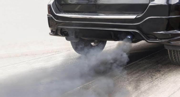 Imagen de apoyo: Humo muy oscuro, casi negro, saliendo por el tubo de escape indica normalmente: