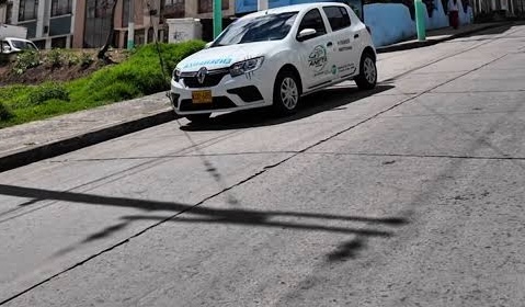 Imagen de apoyo: ¿De qué forma debes estacionar el vehículo en bajada?