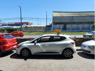 Imagen de apoyo: La distancia mínima que debes dejar respecto de otros vehículos estacionados es: