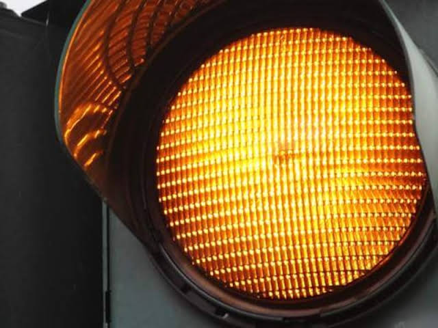Imagen de apoyo: La luz amarilla del semáforo indica: