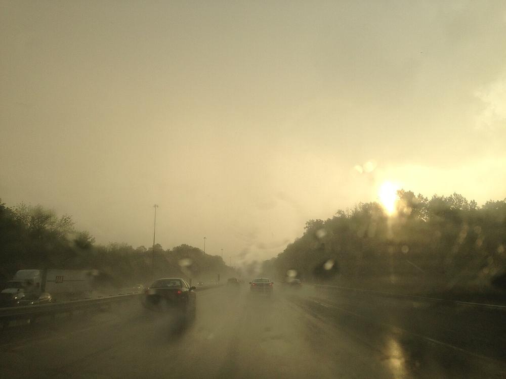 Imagen de apoyo: Al conducir con condiciones climatológicas adversas (viento, lluvia, nieve, hielo o niebla) hay que: