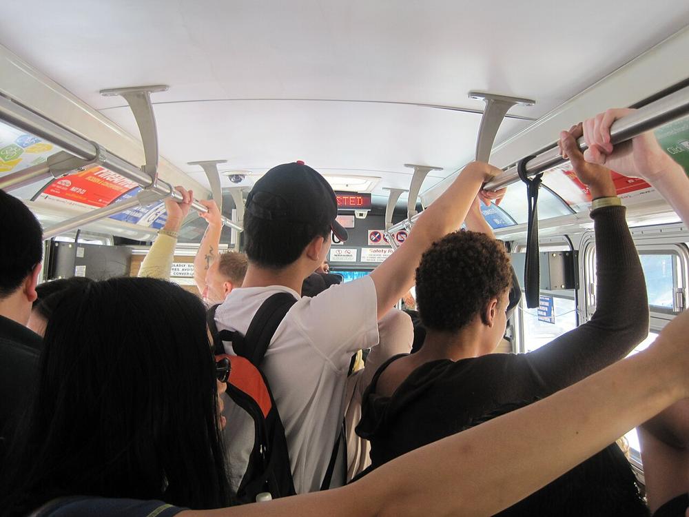 Imagen de apoyo: Cuando se transportan pasajeros de pie, la conducción debe ser: