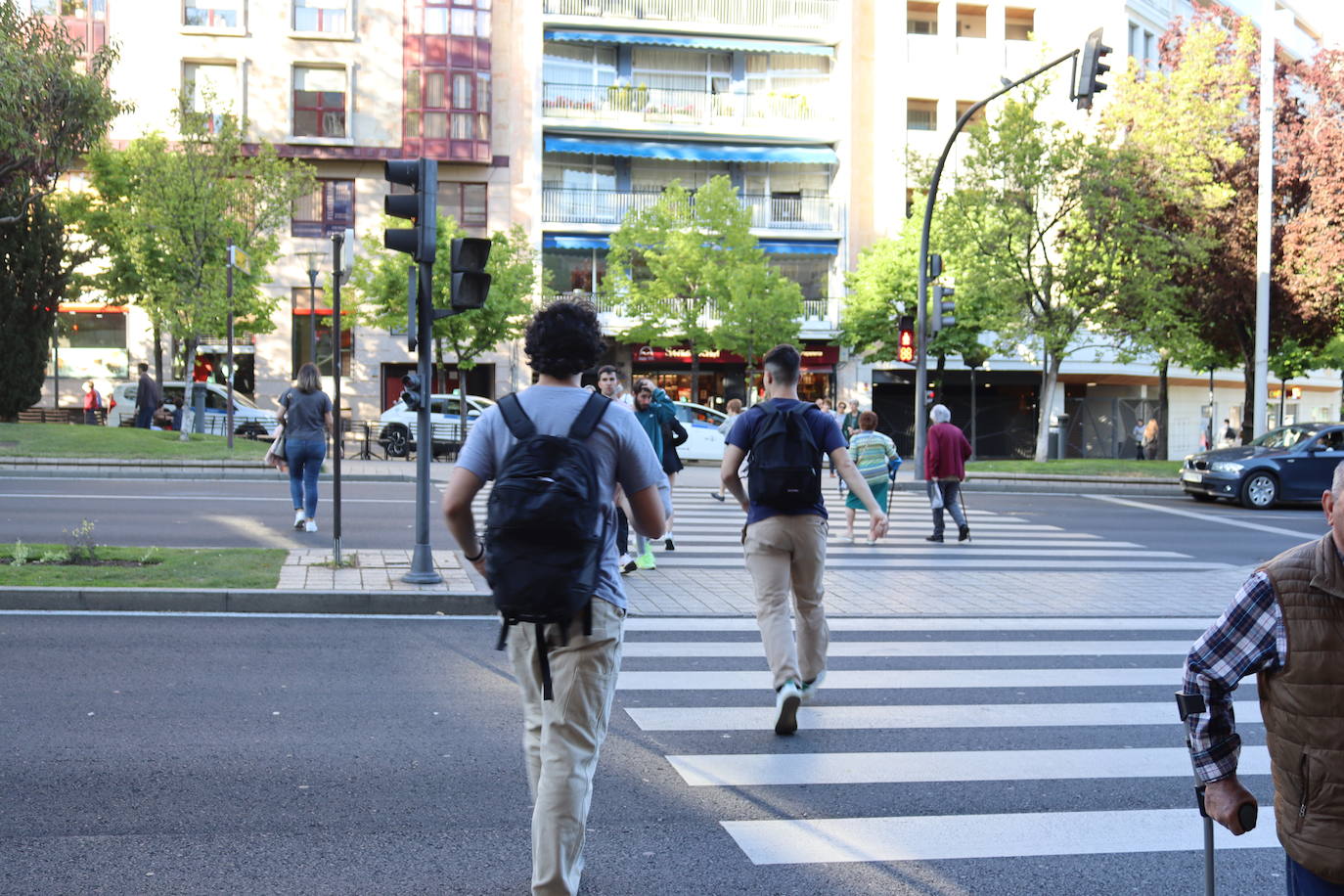 Imagen de apoyo: Si el semáforo cambia a verde pero aún hay peatones cruzando la calle, debes: