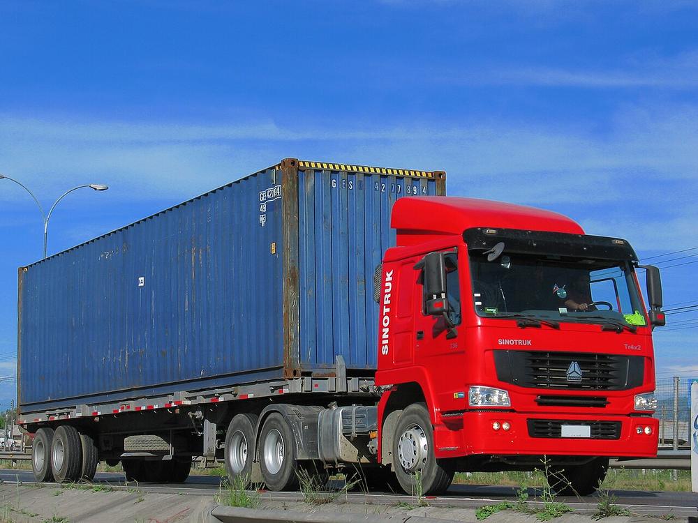 Imagen de apoyo: Los vehículos que transportan contenedores deben contar con:
