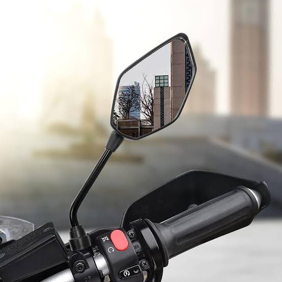 Imagen de apoyo: El espejo o los espejos de la motocicleta: