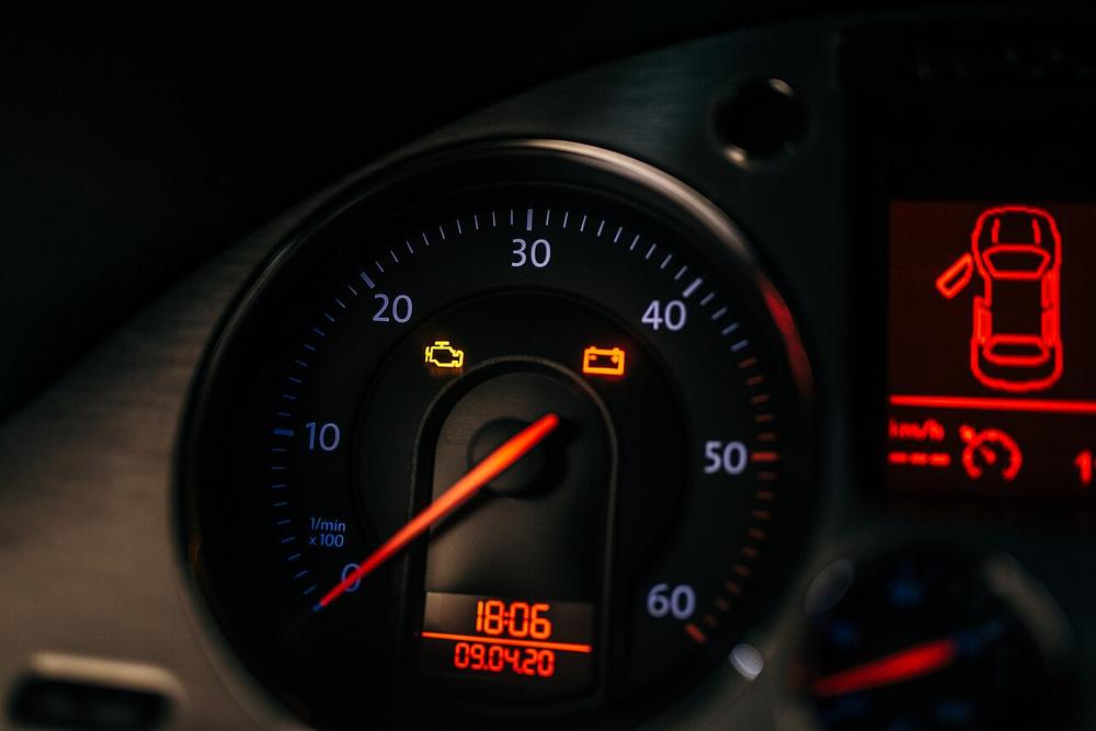 Imagen de apoyo: El indicador luminoso del circuito de carga permanece encendido mientras conduces. La causa probable es: