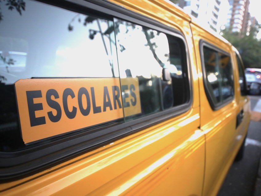 Imagen de apoyo: La velocidad máxima permitida en zonas urbanas para vehículos de carga de peso bruto mayor a 3860 kg., de transporte escolar y buses es: